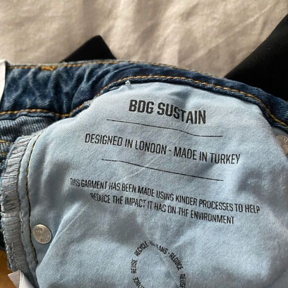 NWT BDG Mom High Waisted Tapered Leg Jeans Medium Wash Distressed Size 27 - Picture 7 of 8